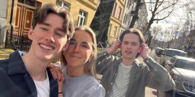 Tre unge mennesker smiler og tar en selfie utendørs på en solrik dag.